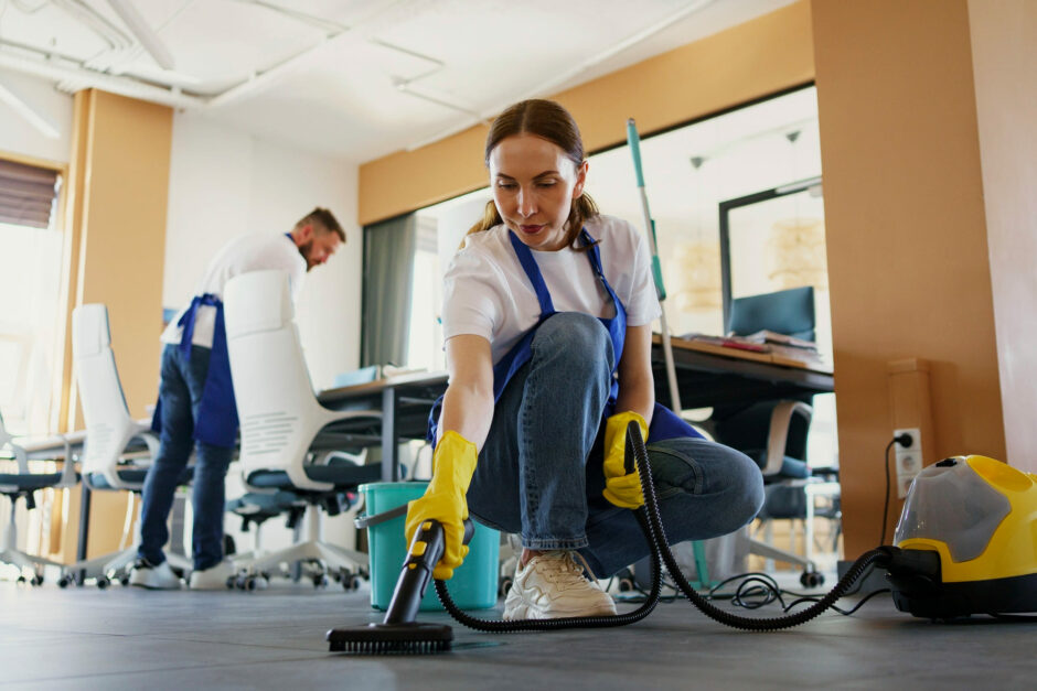Terceirização de serviço de limpeza: o que é e cuidados ao contratar uma empresa especializada