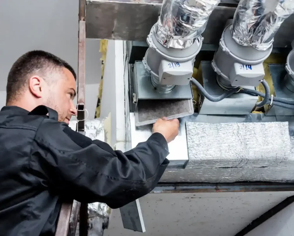 Técnico realizando a limpeza de exaustores industriais