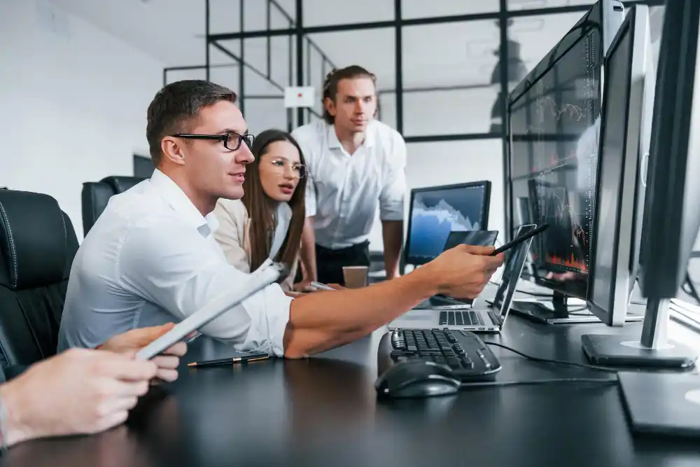 Tipos de terceirização: TI Profissionais em uma empresa, representando o tipo de terceirização de TI
