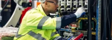 Profissional realizando manutenção elétrica industrial com EPI, representando prática segura após treinamento NR-10.