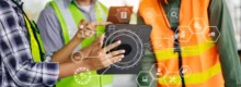 Trabalhadores utilizam tablet para gestão de processos e manutenção terceirizada em ambiente industrial, com ícones digitais representando tecnologia e automação