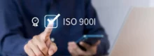 Profissional confirmando certificacao ISO 9001 em sistema digital de gestao da qualidade