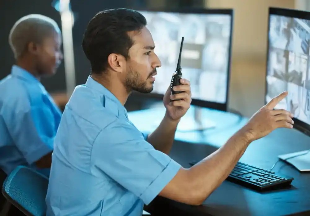 Controlador de acesso monitorando câmeras de segurança e comunicação via rádio