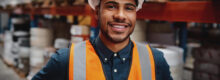 trabalhador industrial sorrindo. saúde mental no trabalho