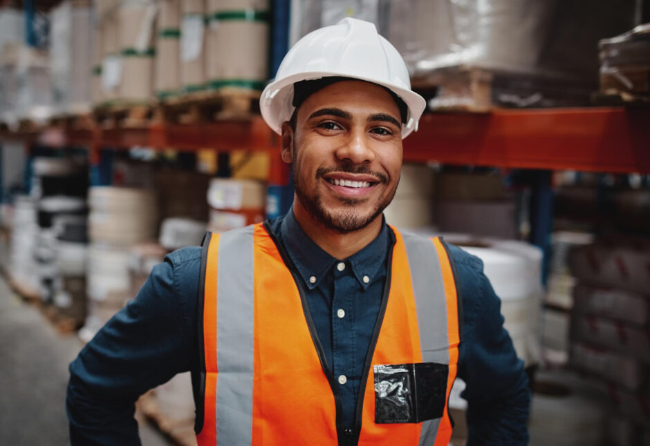 trabalhador industrial sorrindo. saúde mental no trabalho